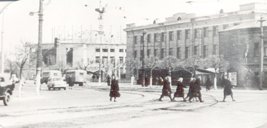 Вид на здание Тульской областной конторы Государственного банка со стороны перекрёстка улиц Советской и Пирогова, 1960-е годы