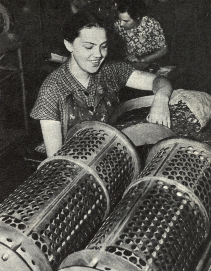 У сортировочной машины кассир Зоя Баранова. Москва. 1957 г. Фото из журнала «Огонёк»