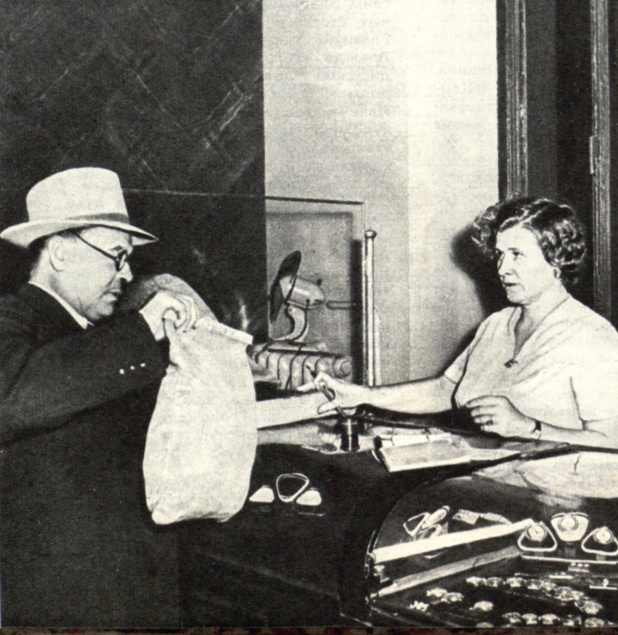 Инкассатор А.Д. Айдаров получает выручку у кассира ювелирного магазина Д.И. Зарубиной. Москва. 1957 г. Фото из журнала «Огонёк»